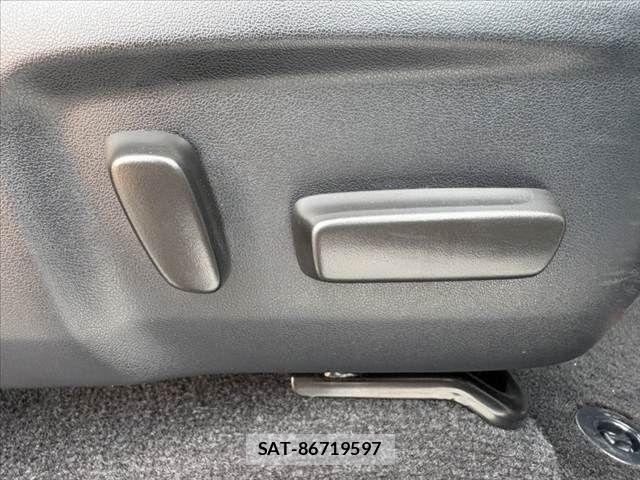 Toyota HILUX 2023-03 8829392-21
