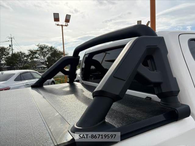 Toyota HILUX 2023-03 8829392-3