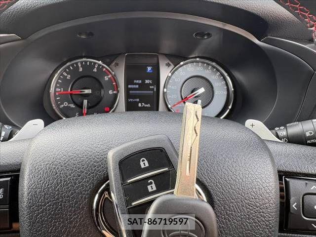 Toyota HILUX 2023-03 8829392-5