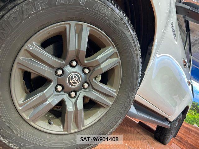 Toyota HILUX 2023-10 8880065-11