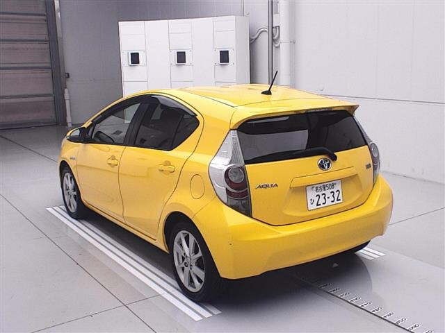 Toyota AQUA 2013 1230631-1