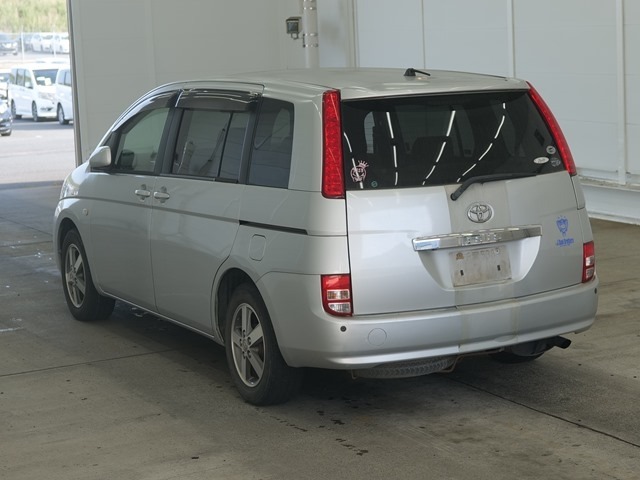 Toyota ISIS 2005 6927992-1