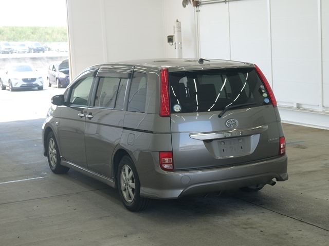 Toyota ISIS 2009 6937159-1