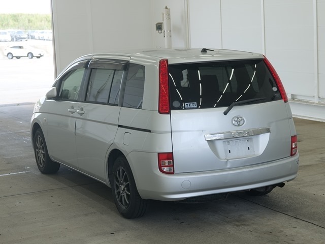 Toyota ISIS 2004 6937161-1