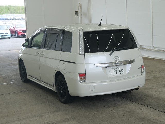 Toyota ISIS 2013 7639472-1