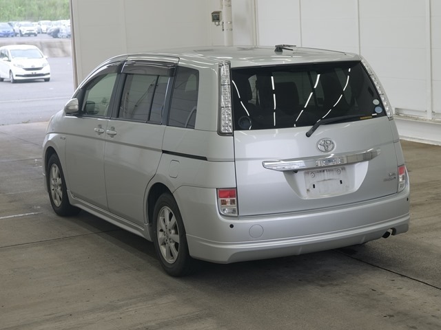 Toyota ISIS 2011 7736899-1
