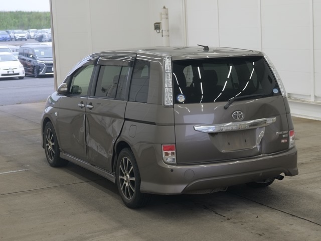 Toyota ISIS 2011 7743755-1