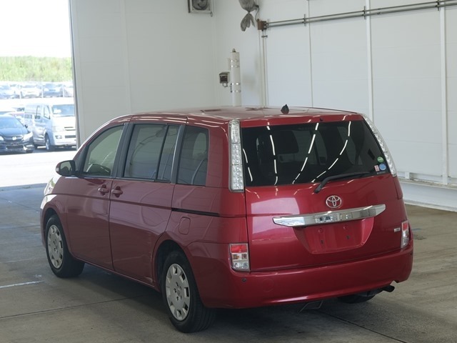 Toyota ISIS 2013 7919087-1