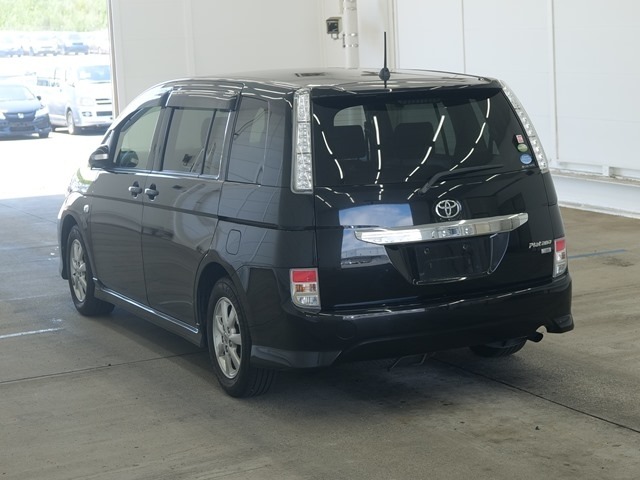 Toyota ISIS 2012 7930204-1