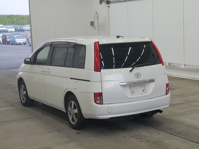 Toyota ISIS 2005 8212108-1