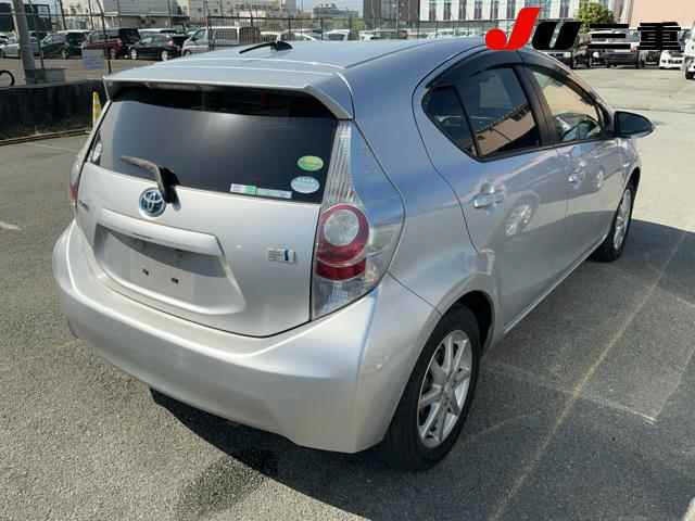 Toyota AQUA 2013 6967854-6