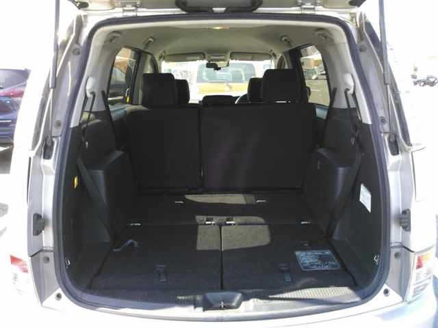Toyota ISIS 2011 6969410-10