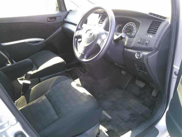 Toyota ISIS 2011 6969410-3