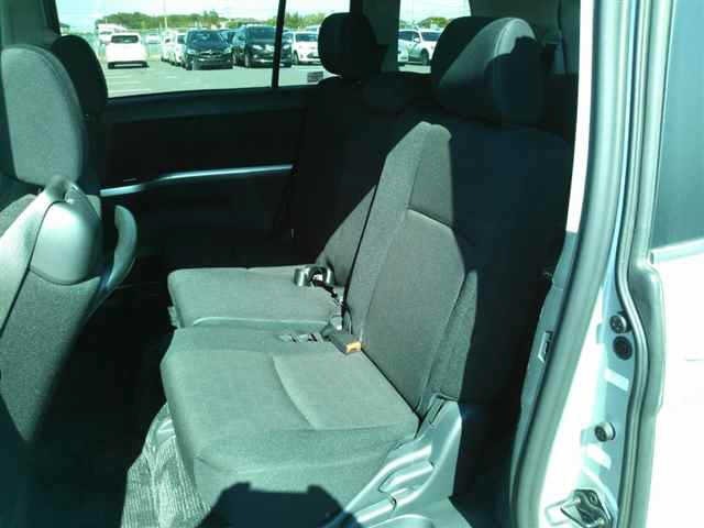 Toyota ISIS 2011 6969410-9