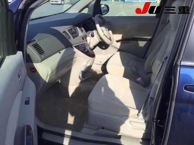 Toyota ISIS 2013 6969419-3