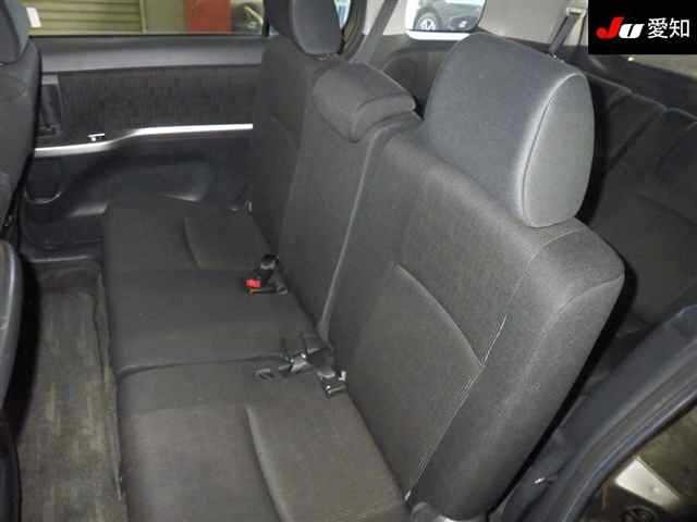 Toyota ISIS 2013 6969420-4