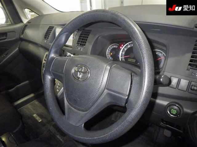 Toyota ISIS 2013 6969420-5