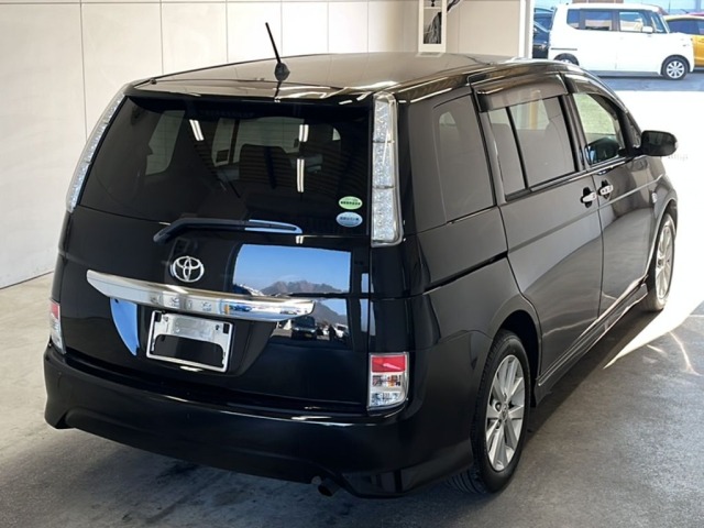 Toyota ISIS 2013 6969424-1