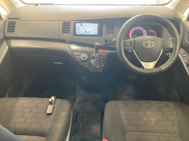 Toyota ISIS 2013 6969424-3