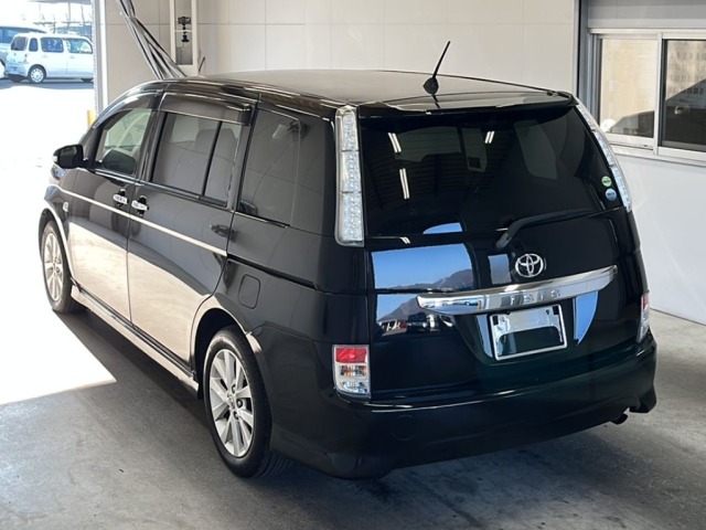 Toyota ISIS 2013 6969424-5