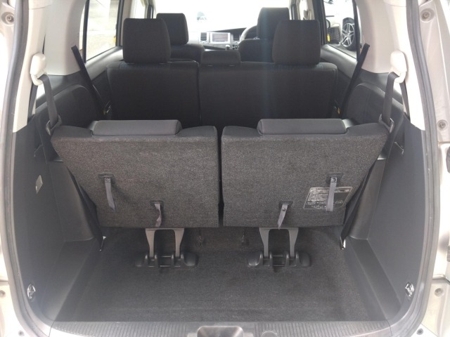 Toyota ISIS 2014 6969430-13
