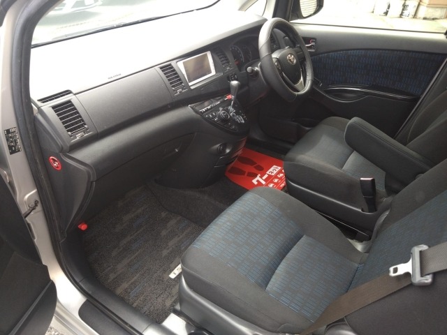Toyota ISIS 2014 6969430-16