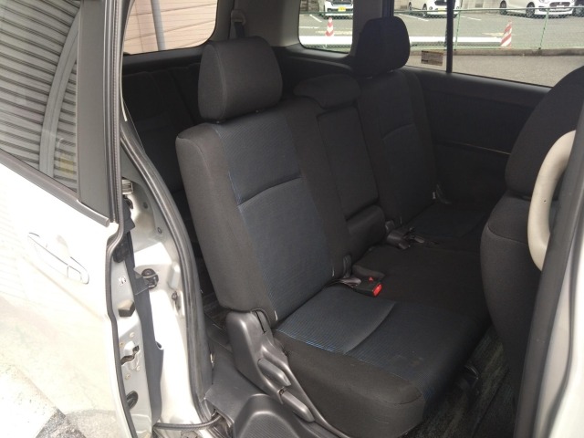 Toyota ISIS 2014 6969430-17