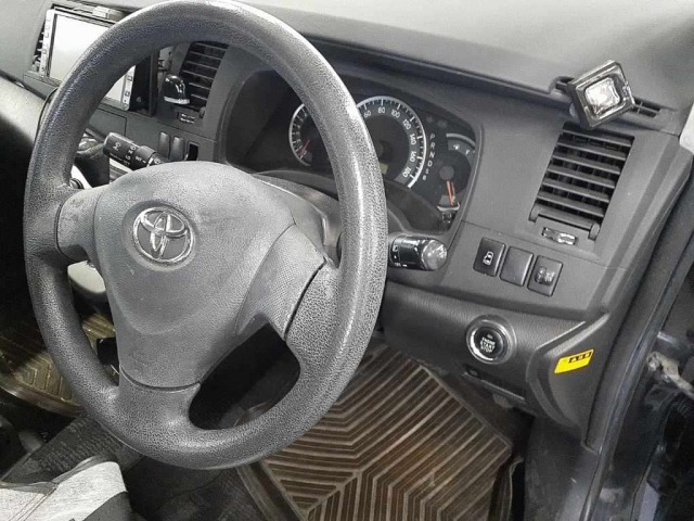 Toyota ISIS 2012 6969433-9