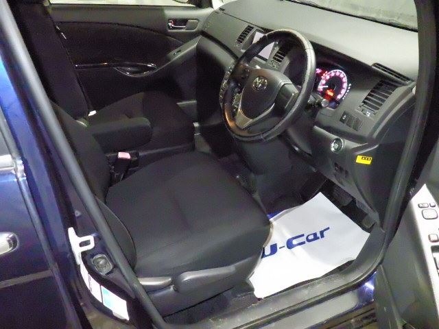 Toyota ISIS 2012 6969434-3