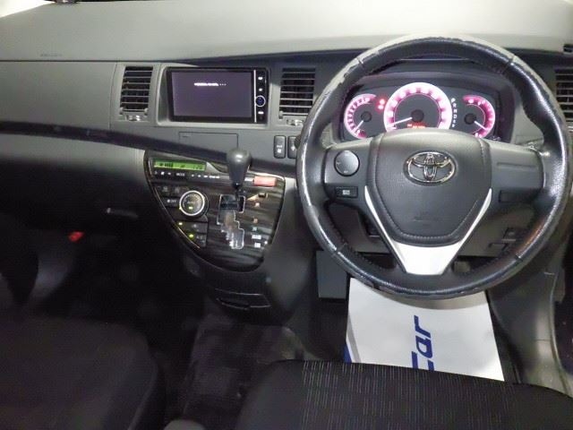 Toyota ISIS 2012 6969434-4