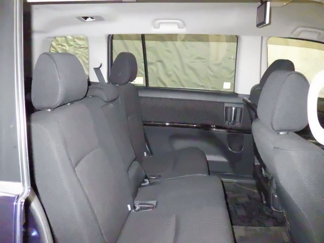 Toyota ISIS 2012 6969434-5