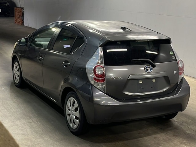 Toyota AQUA 2013 7009684-1