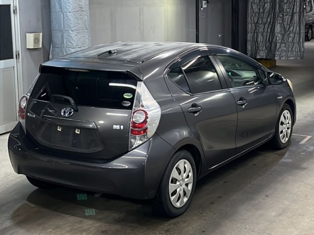 Toyota AQUA 2013 7009684-5