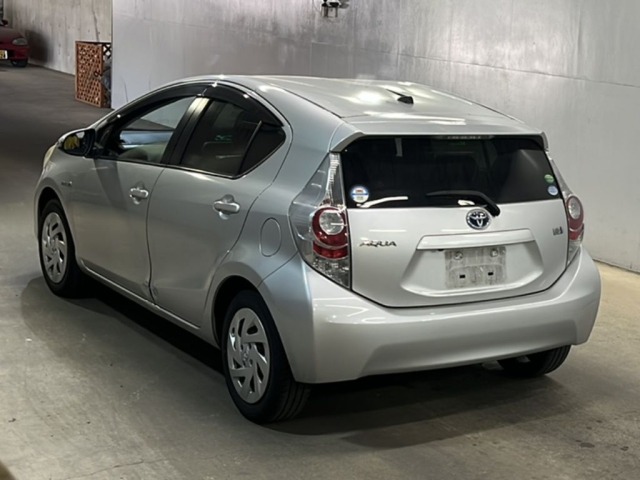 Toyota AQUA 2013 7009728-1