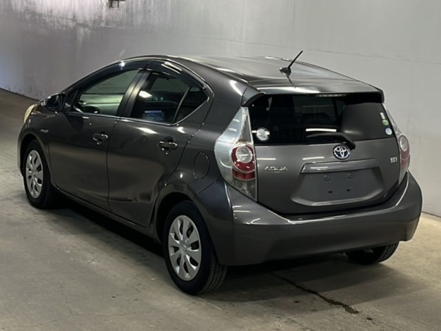 Toyota AQUA 2013 7009748-1