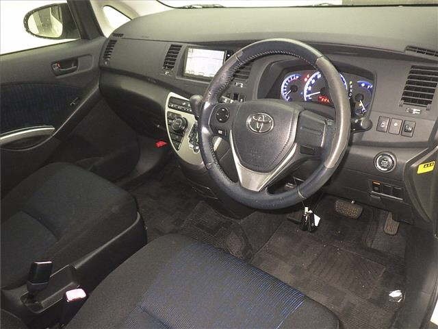 Toyota ISIS 2014 7019050-3