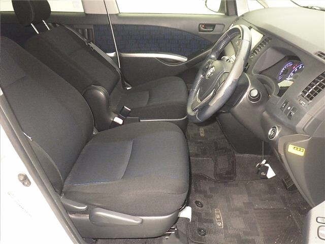 Toyota ISIS 2014 7019050-5