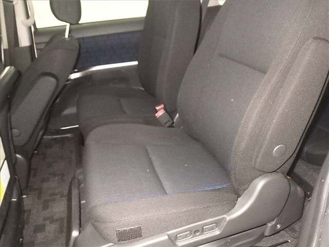 Toyota ISIS 2014 7019050-7