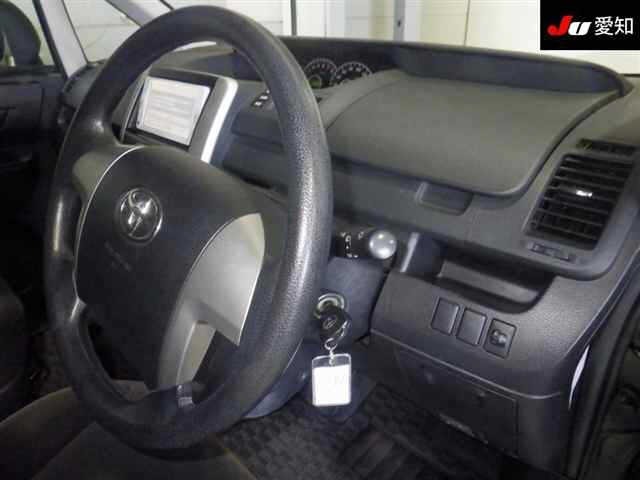 Toyota NOAH 2012 7013004-5