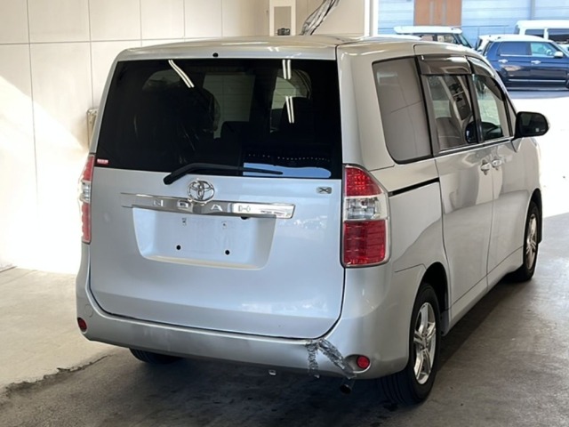Toyota NOAH 2008 7013028-1