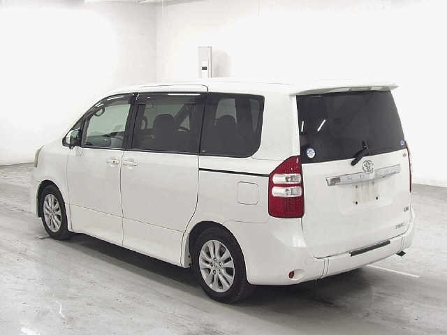 Toyota NOAH 2010 7013069-1