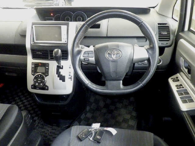 Toyota NOAH 2010 7013069-3