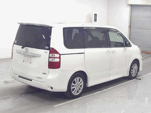 Toyota NOAH 2010 7013069-5