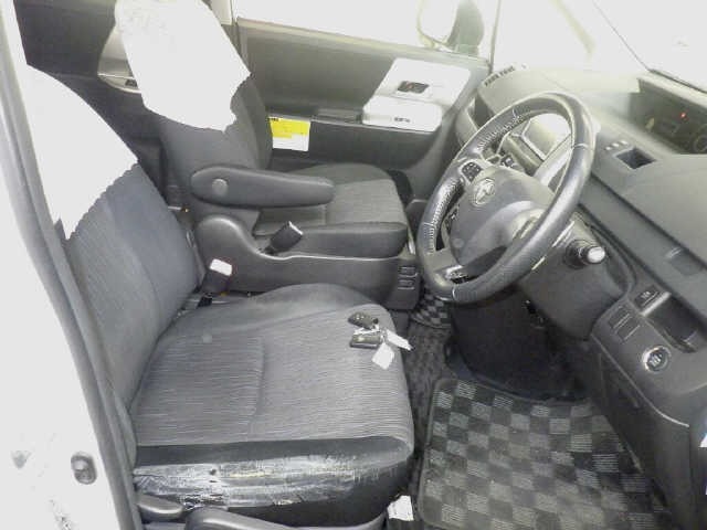Toyota NOAH 2010 7013069-7