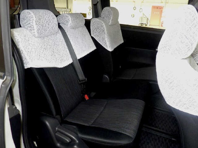 Toyota NOAH 2010 7013069-8