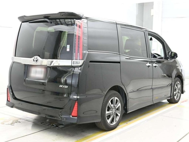 Toyota NOAH 2020 7013170-1