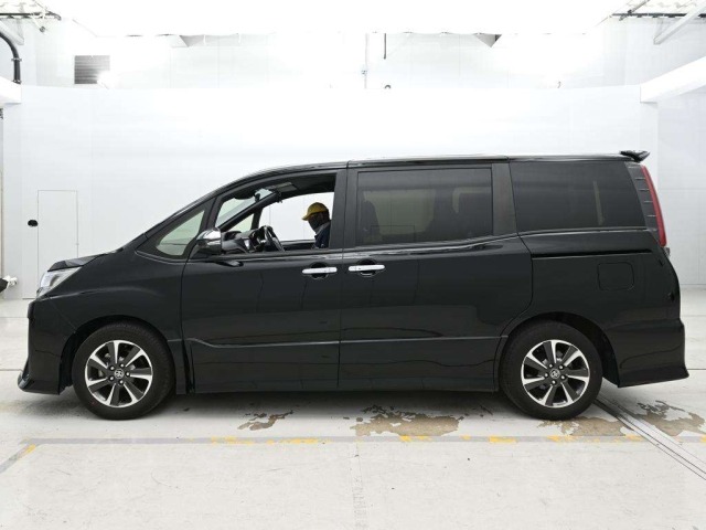 Toyota NOAH 2020 7013170-4