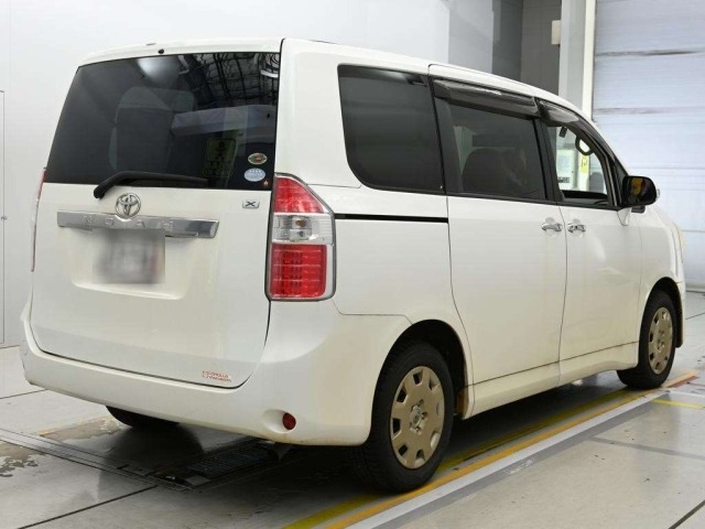Toyota NOAH 2010 7013198-1