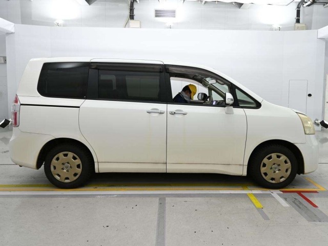 Toyota NOAH 2010 7013198-3