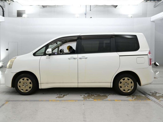Toyota NOAH 2010 7013198-4